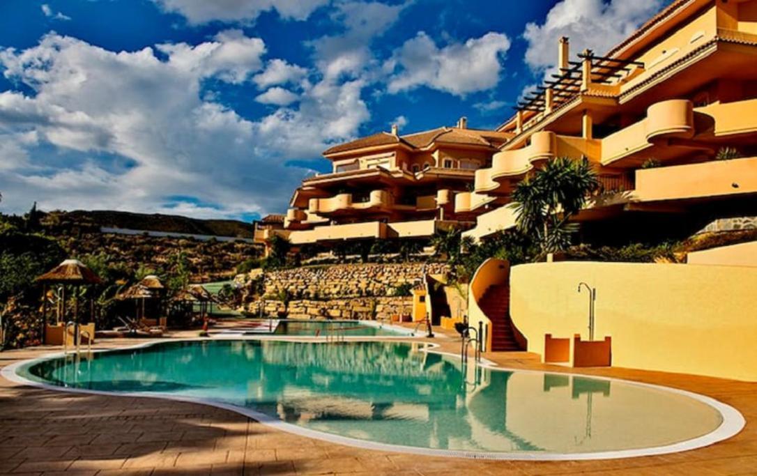 Aloha Hill Club 5 Star Golf Resort Near Ppuerto Banus, Playground Of The Rich And Famous Marbella Exterior photo